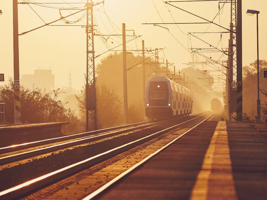 夕陽の中を走る列車