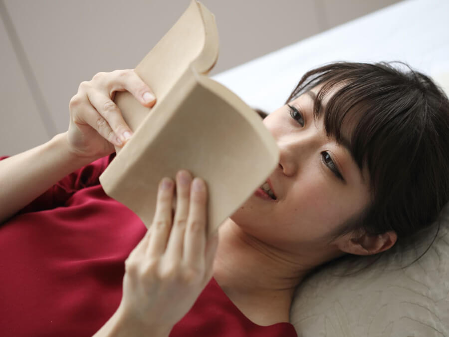 小説を読む女性